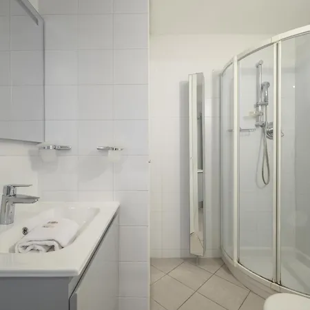 Les Miradors, De 2 En Rdc, Jardin Privatif, Piscine, Vue Et Parking * Ментона