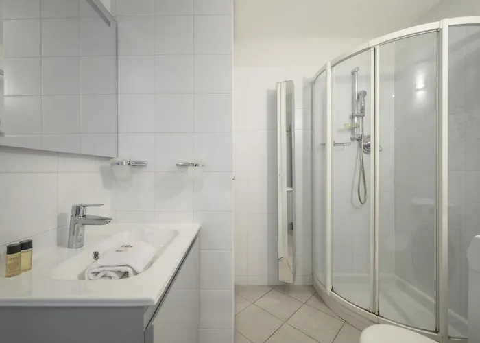 Les Miradors, De 2 En Rdc, Jardin Privatif, Piscine, Vue Et Parking * Menton